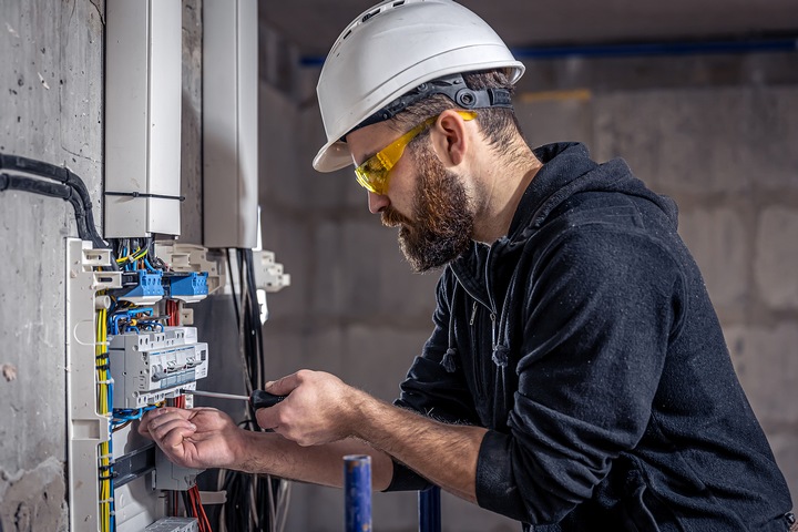 7 Reasons To Hire A Professional Electrician – Diesel Plus